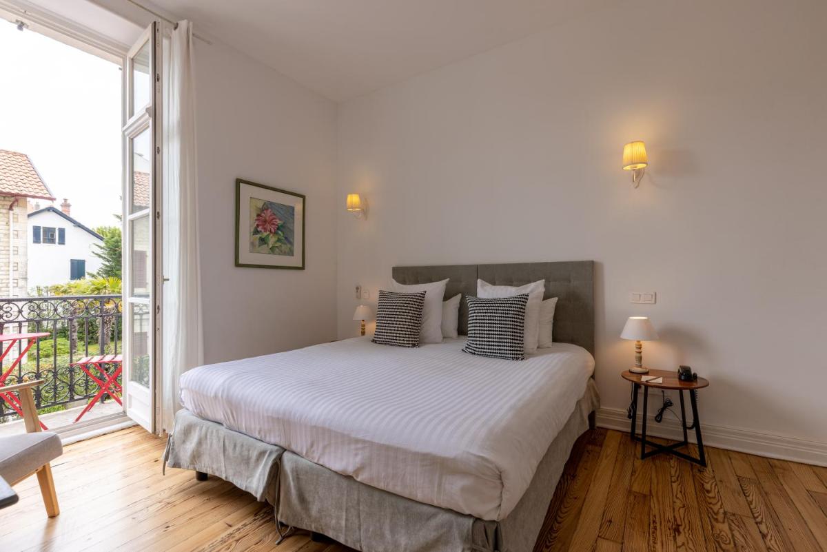 Un ou plusieurs lits dans un hébergement de l'établissement Hôtel & Espace Bien-être La Maison du Lierre