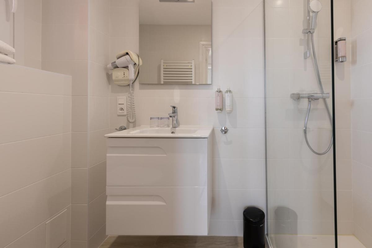 Salle de bains dans l'établissement Hôtel & Espace Bien-être La Maison du Lierre
