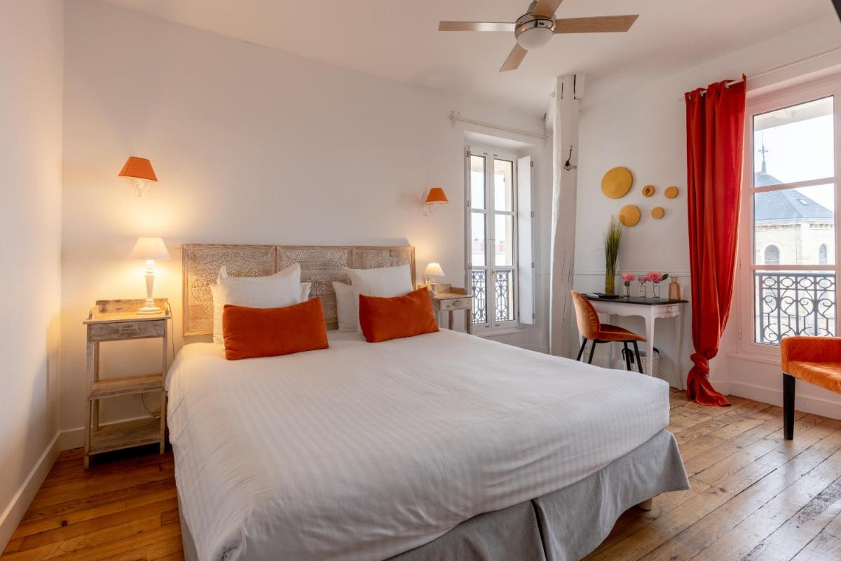 Un ou plusieurs lits dans un hébergement de l'établissement Hôtel & Espace Bien-être La Maison du Lierre