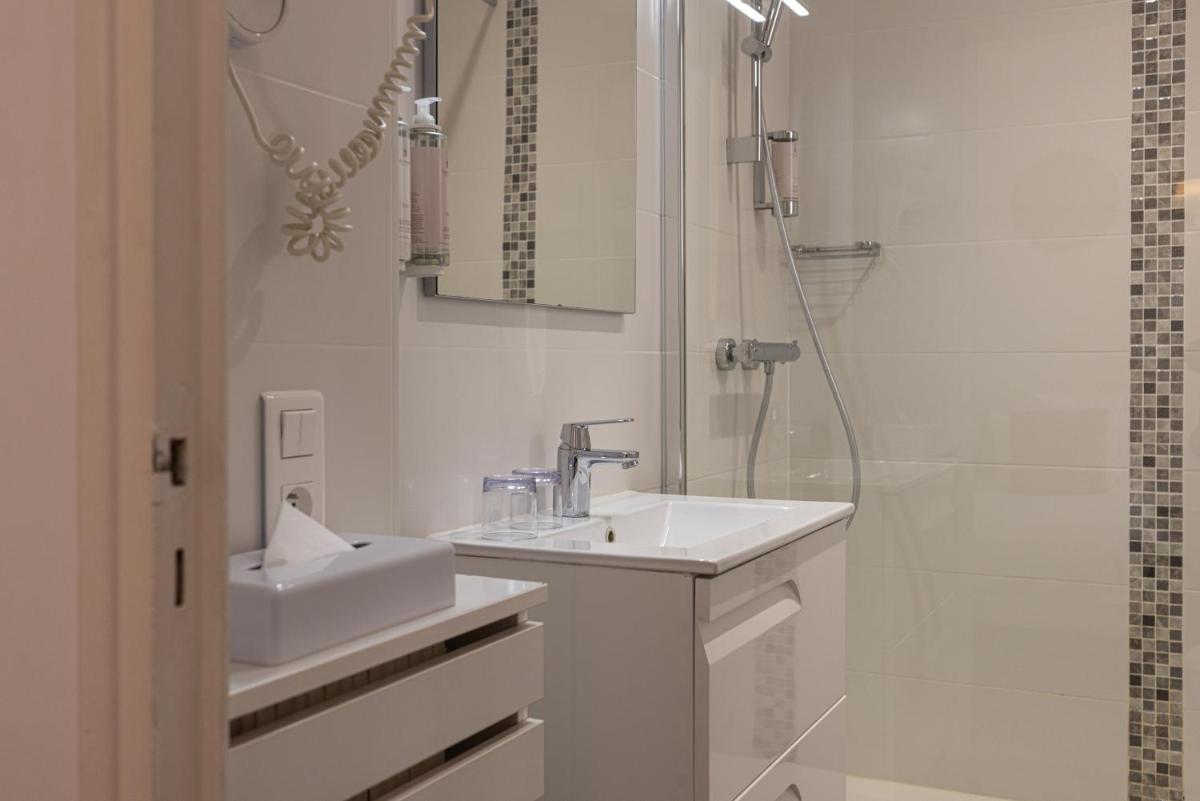 Salle de bains dans l'établissement Hôtel & Espace Bien-être La Maison du Lierre