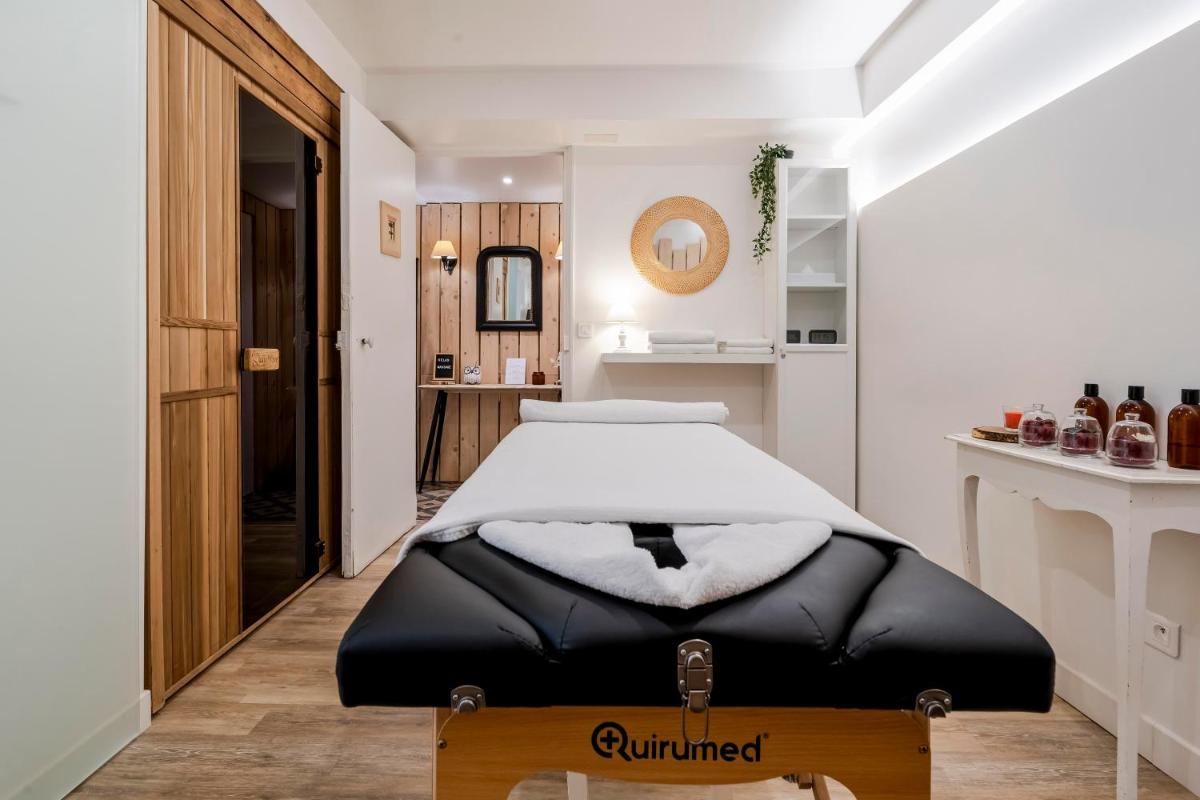 Un ou plusieurs lits dans un hébergement de l'établissement Hôtel & Espace Bien-être La Maison du Lierre