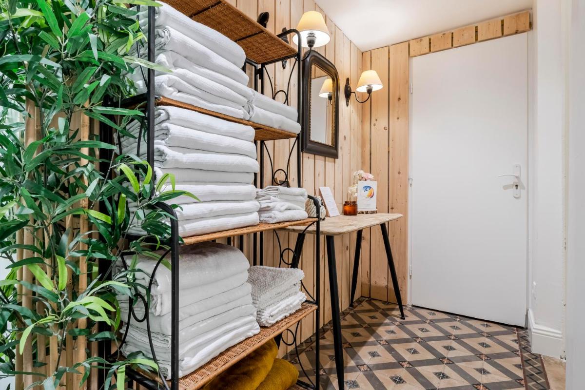 une chambre avec un porte-serviettes dans l'établissement Hôtel & Espace Bien-être La Maison du Lierre, à Biarritz 147 autres photos