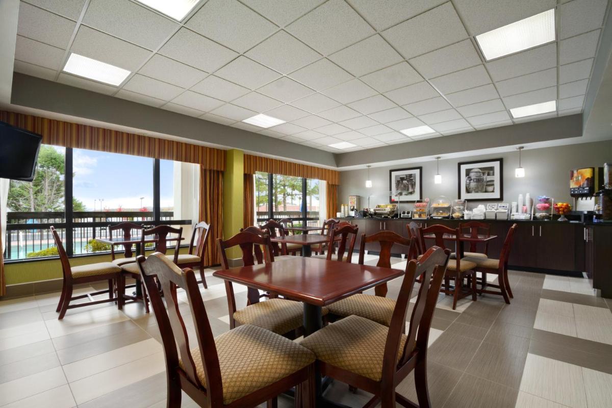 Super 8 by Wyndham Calhoun - Housity