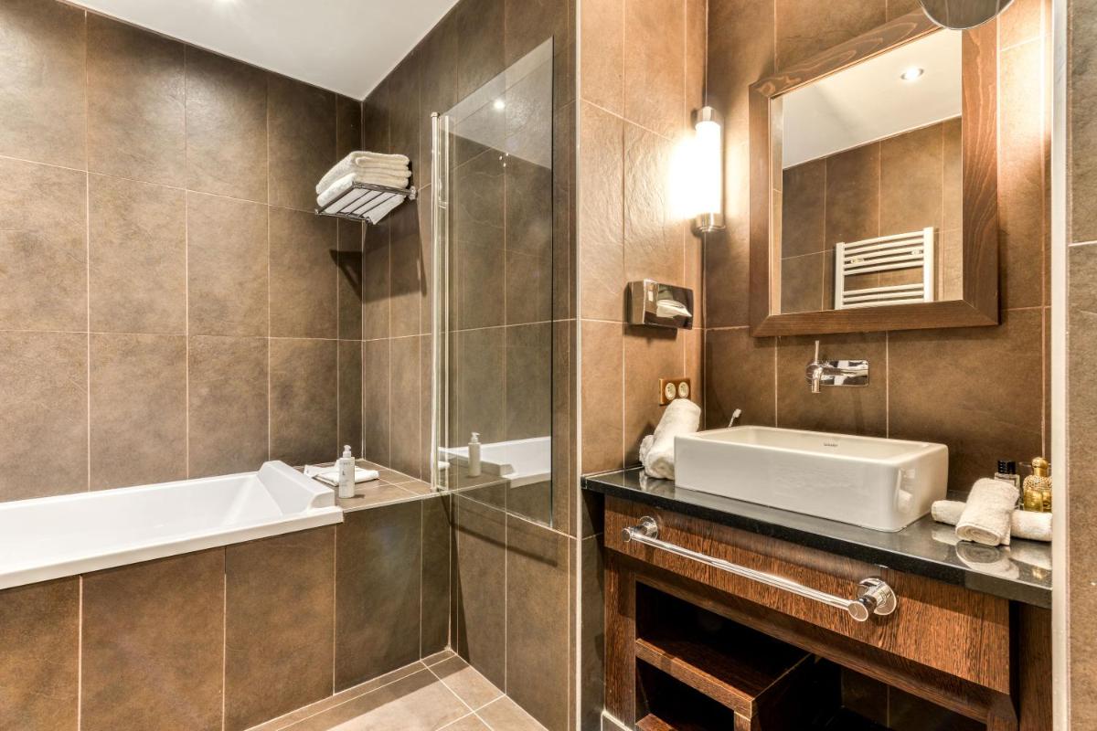 Salle de bains dans l'établissement Zenitude Hotel La Valadière, Ascend Hotel Collection