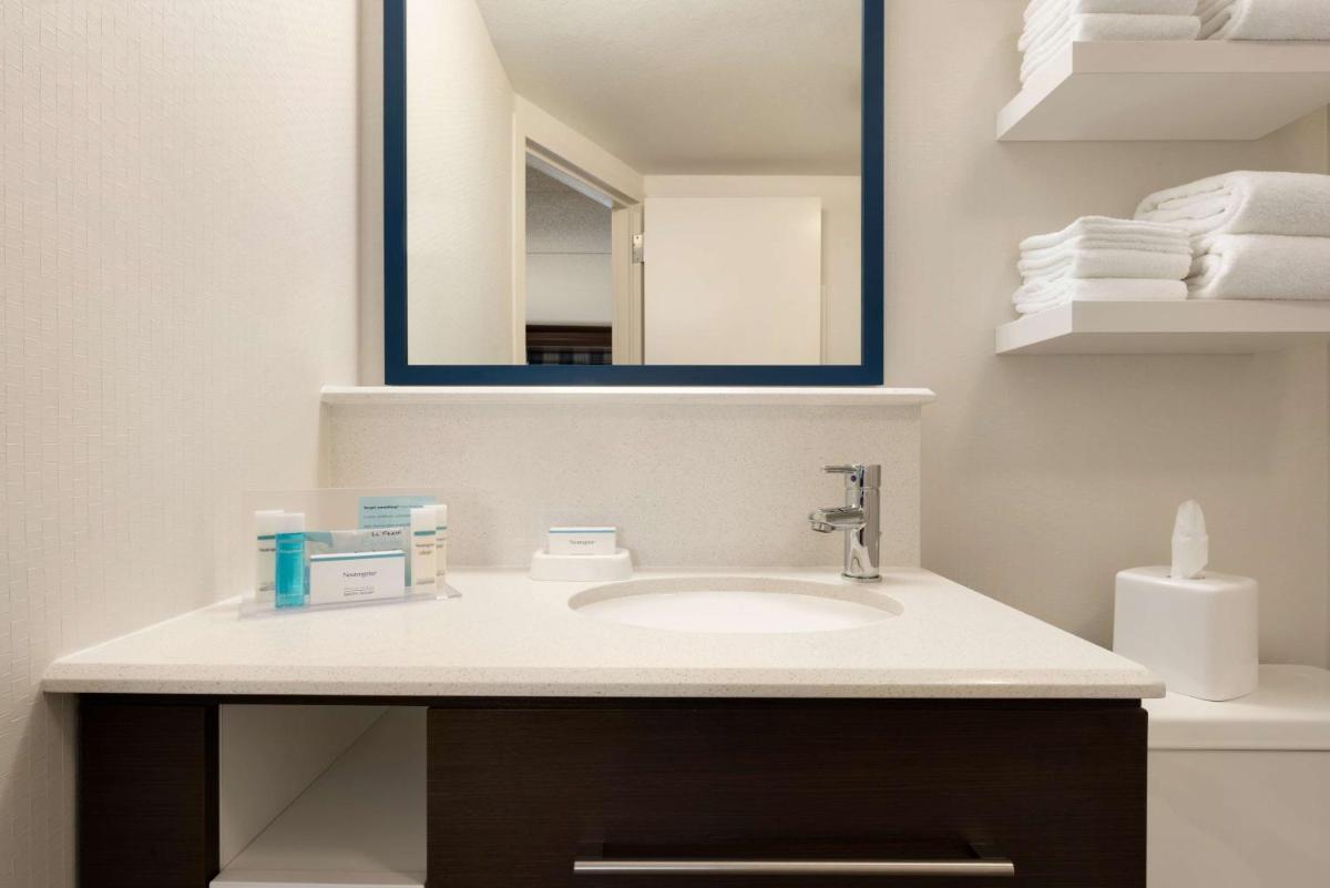 Hampton Inn Appleton-Fox River Mall Area - Housity