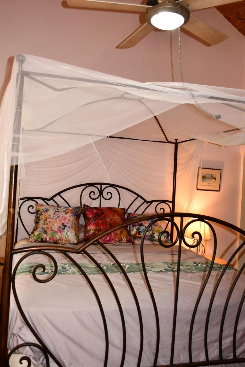King Room bed and breakfast main house - Housity