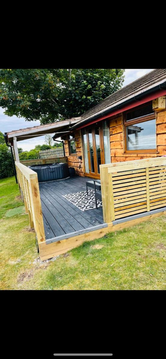 Angies Den - quirky cabin with hot tub & views - Housity