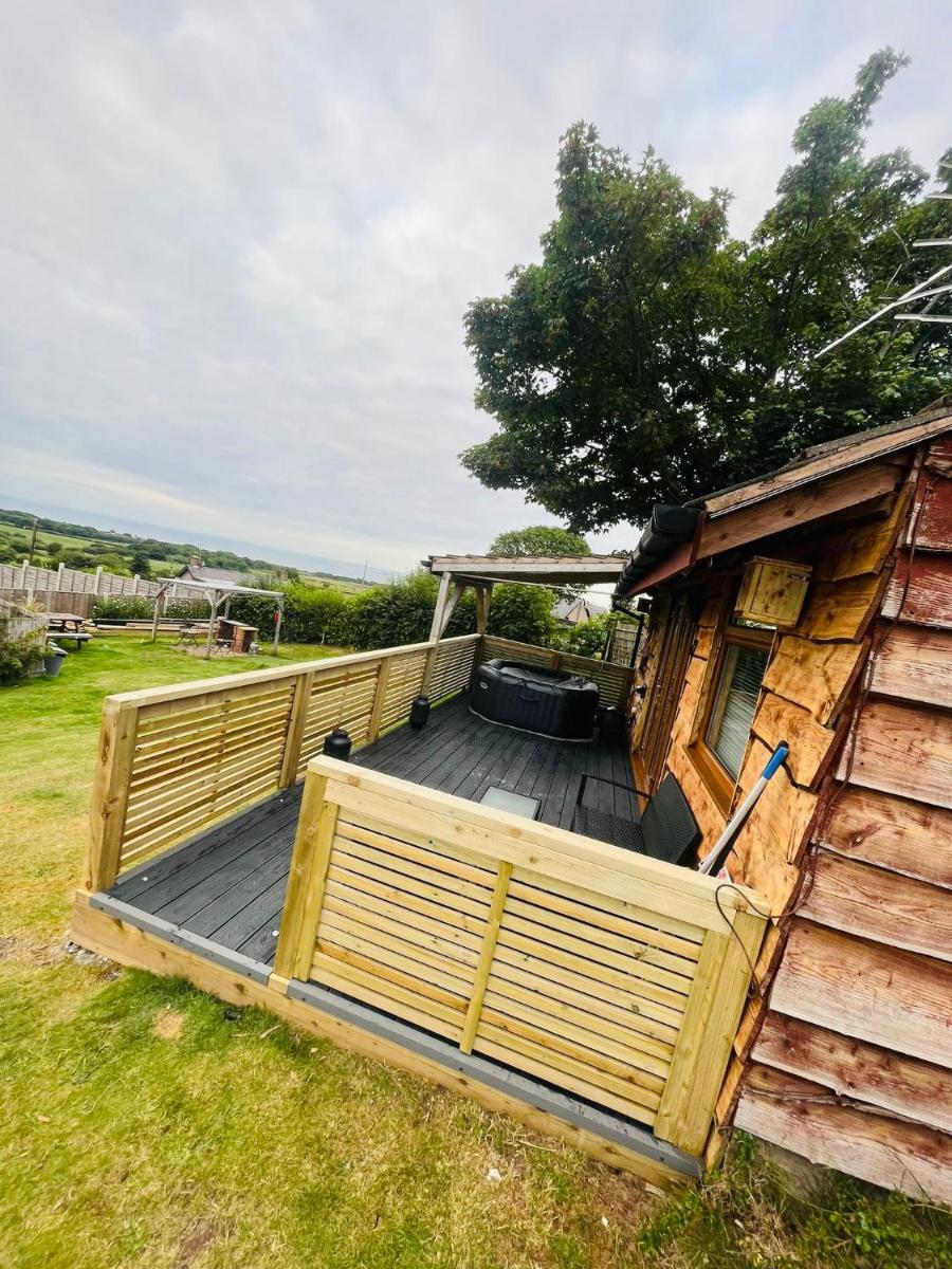 Angies Den - quirky cabin with hot tub & views - Housity