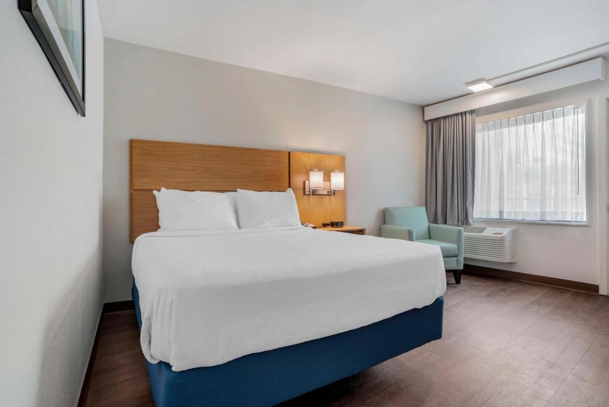 Chateau Beachfront Resort - BW Signature Collection - Housity