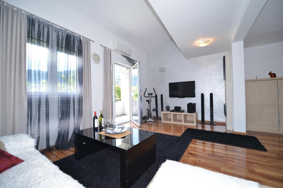 J & P Apartments - Housity
