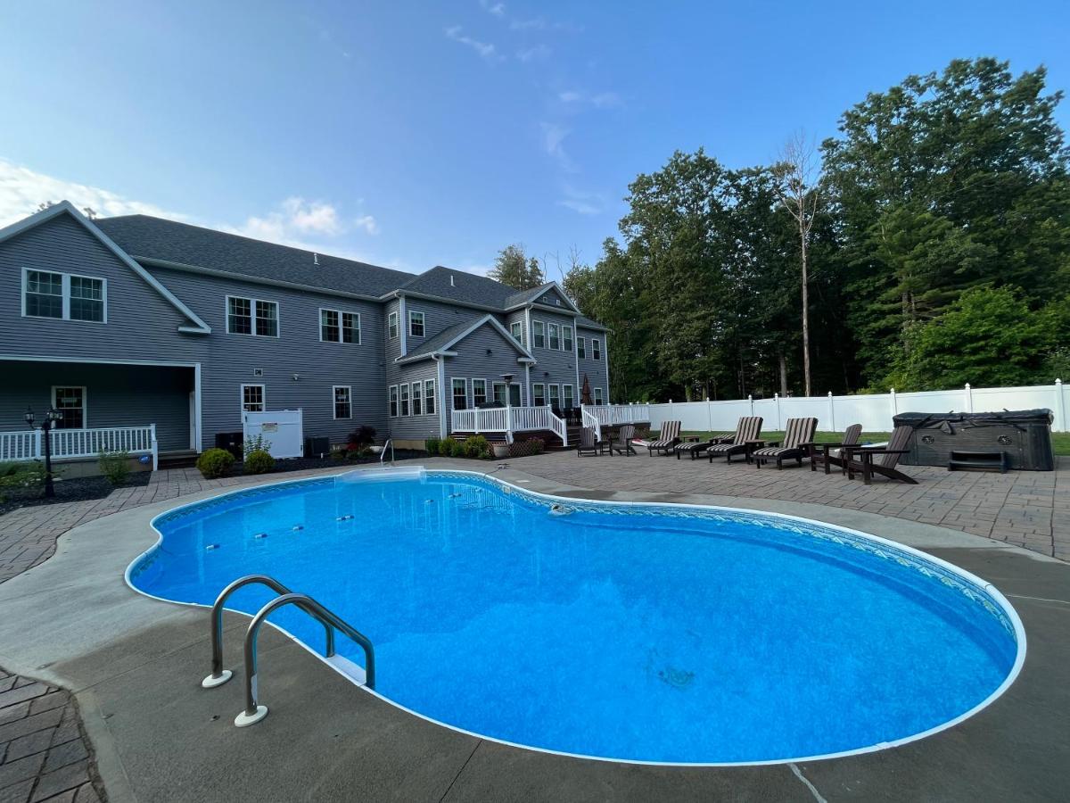 9 Bedroom Saratoga Home with Heated Pool, HotTub By Skiing, Track, Beach, Lake, SPAC, Golf, Town, And Lake George! - Housity