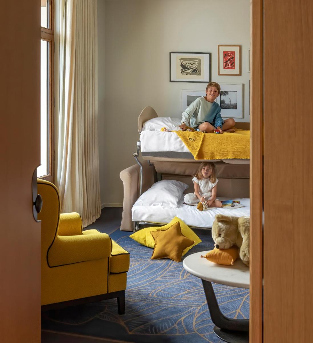Un ou plusieurs lits dans un hébergement de l'établissement Hôtel Royal