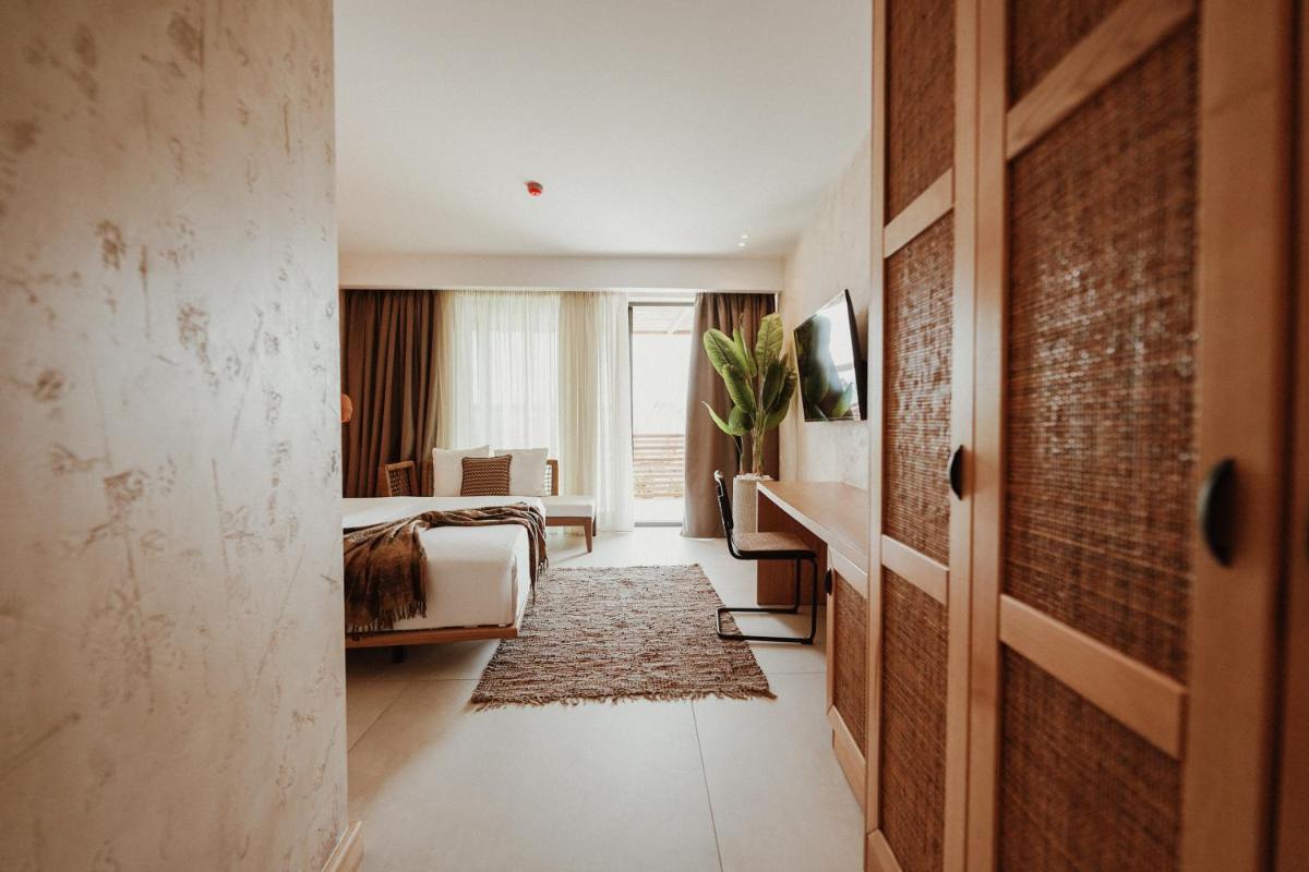 Lost Seaside Hotel - Housity