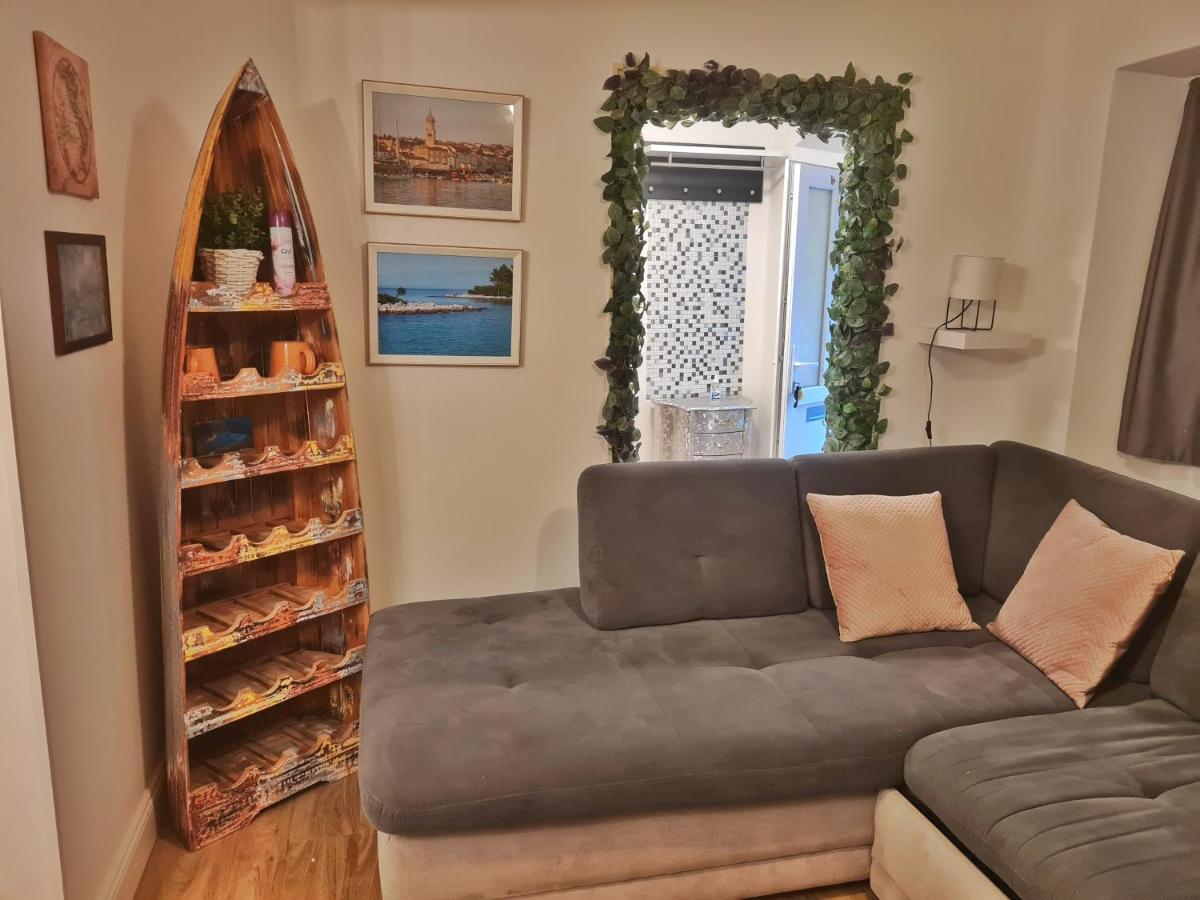 Holiday Place Veli Dvor - vacation house with private garden in old town Punat - Housity