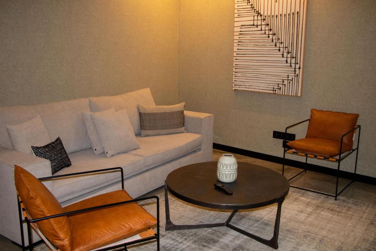 Uma área de estar em Well Hotel & Spa