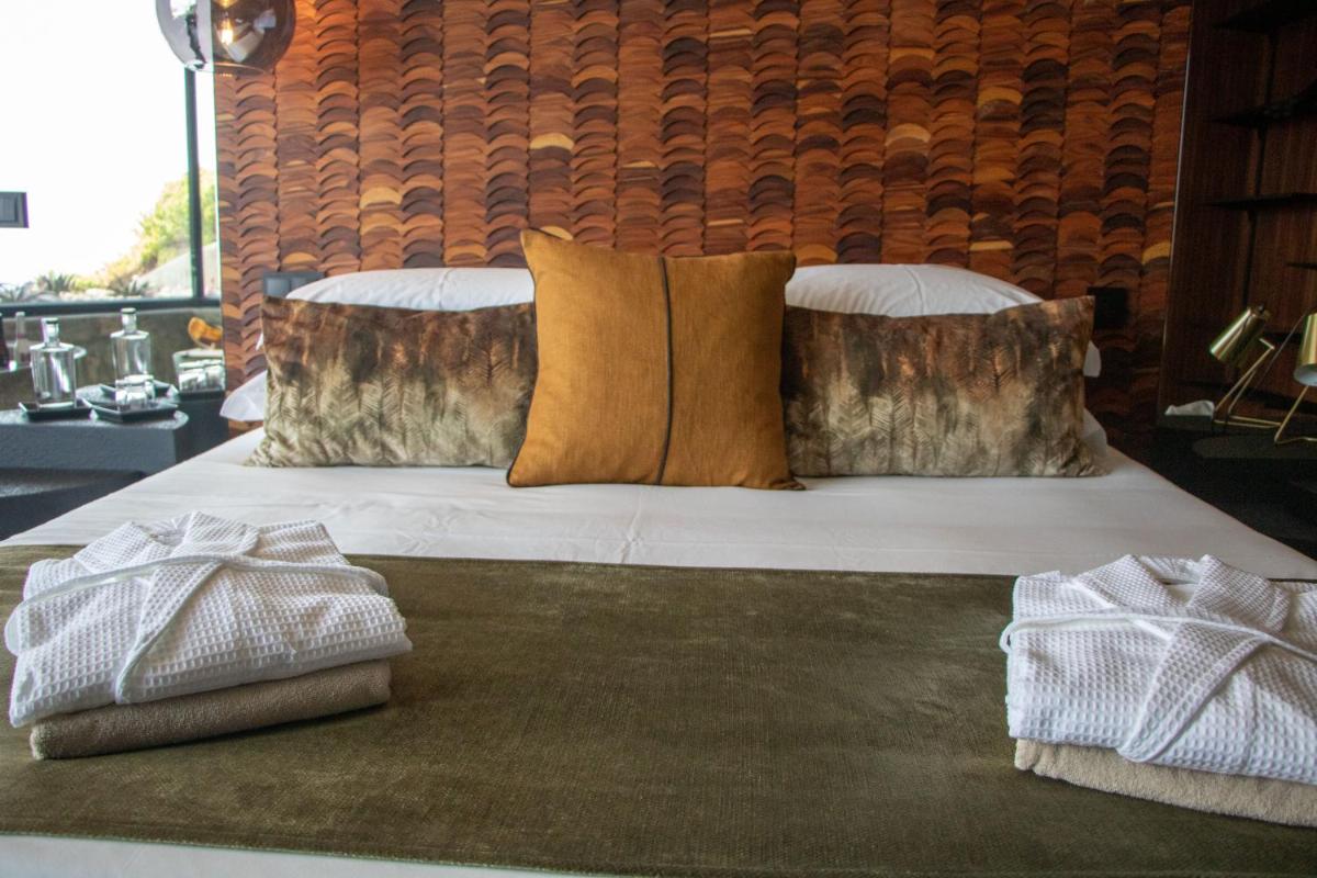 Uma cama ou camas num quarto em Well Hotel & Spa