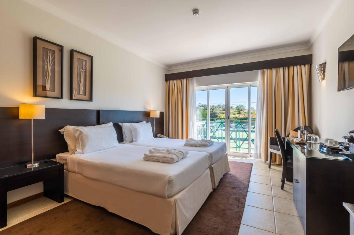 Uma cama ou camas num quarto em Vale d'Oliveiras Quinta Resort & Spa