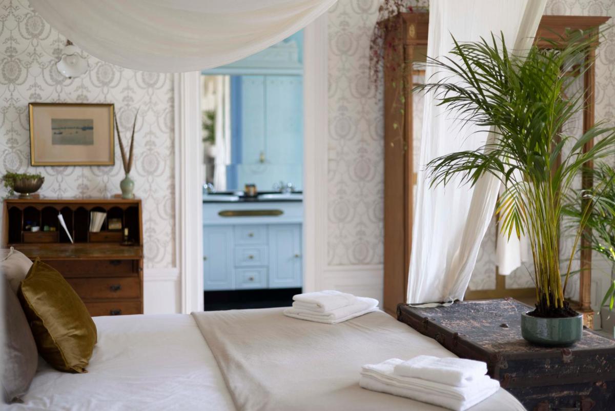 Chambre d’hôtes au Château Le Bas Bleu, Anaïs Nin - Housity