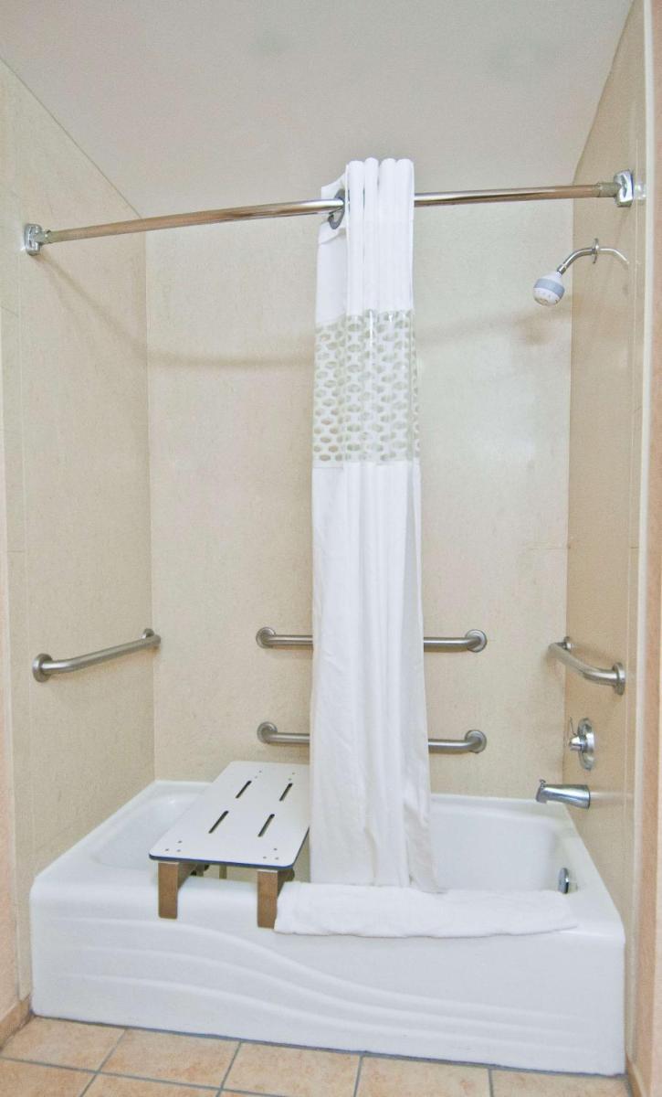 Hampton Inn Canton - Housity