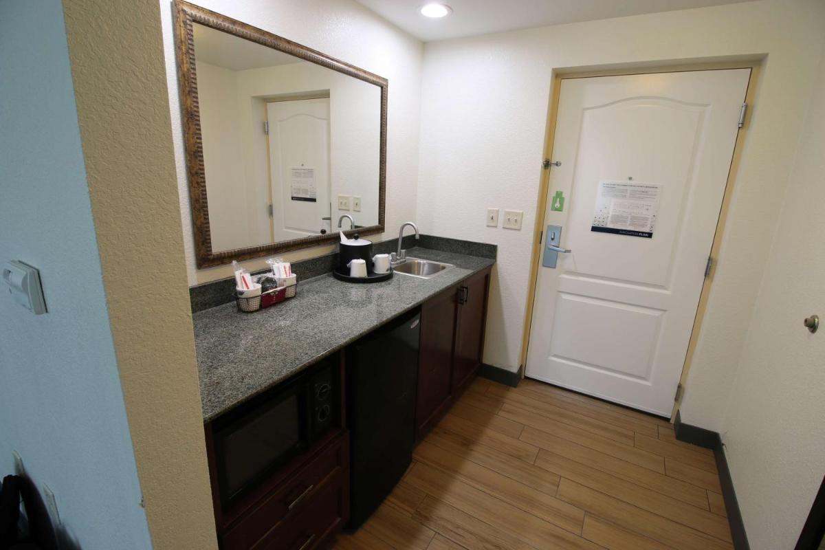 Hampton Inn & Suites Palm Coast - Housity