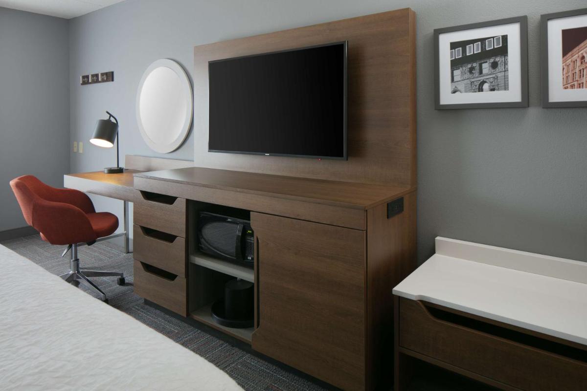 Hampton Inn Dubuque - Housity