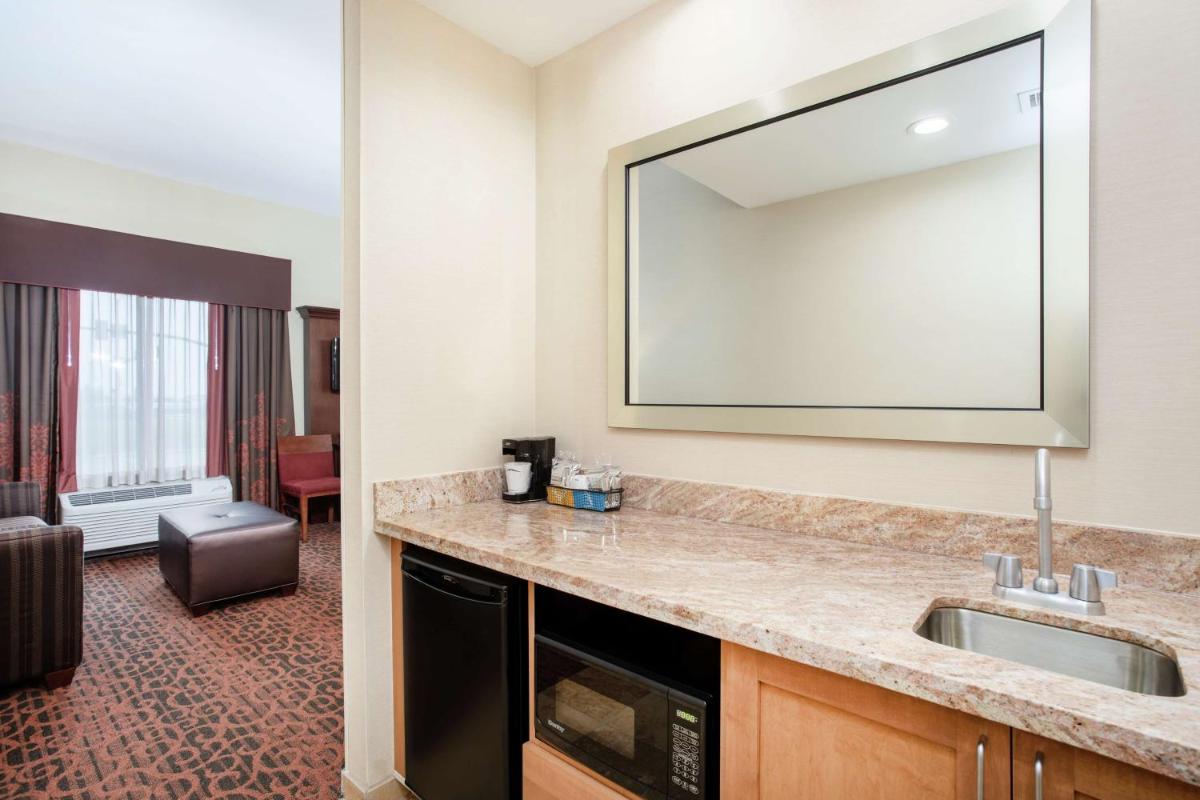 Hampton Inn and Suites Denver/South-RidgeGate - Housity