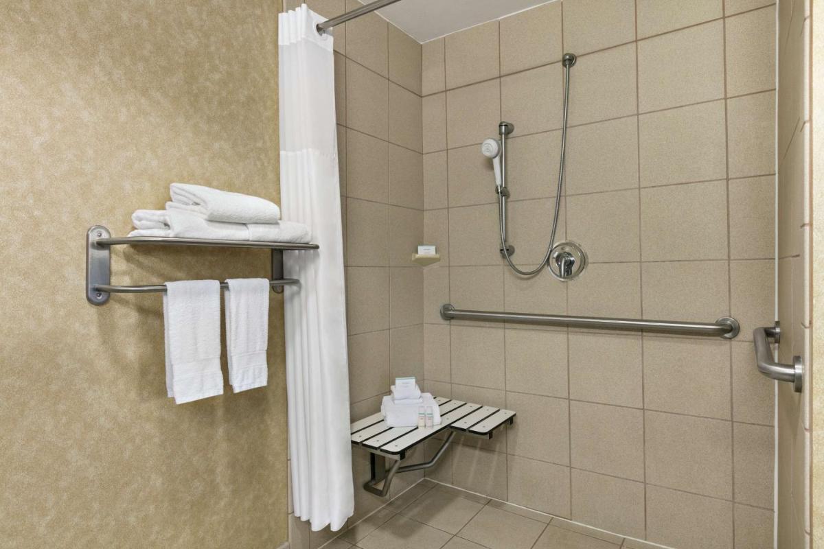 Hampton Inn & Suites Lawton - Housity