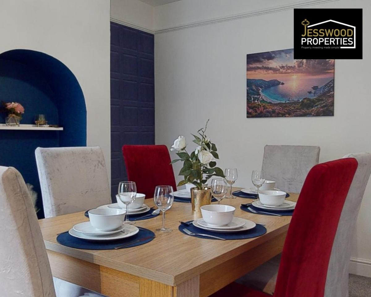 Stylish 3 Bedroom House by Jesswood Properties Short Lets near M1 Luton Airport For Contractors & Business - Housity