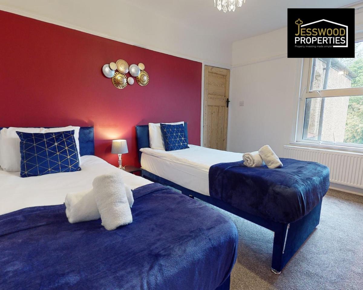 Stylish 3 Bedroom House by Jesswood Properties Short Lets near M1 Luton Airport For Contractors & Business - Housity