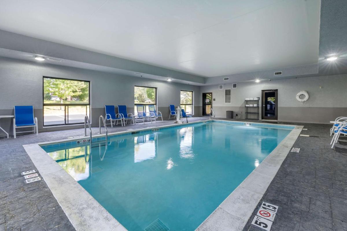 Hampton Inn & Suites Louisville East - Housity