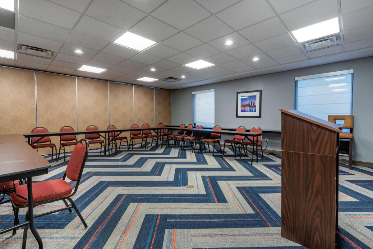 Hampton Inn & Suites Louisville East - Housity
