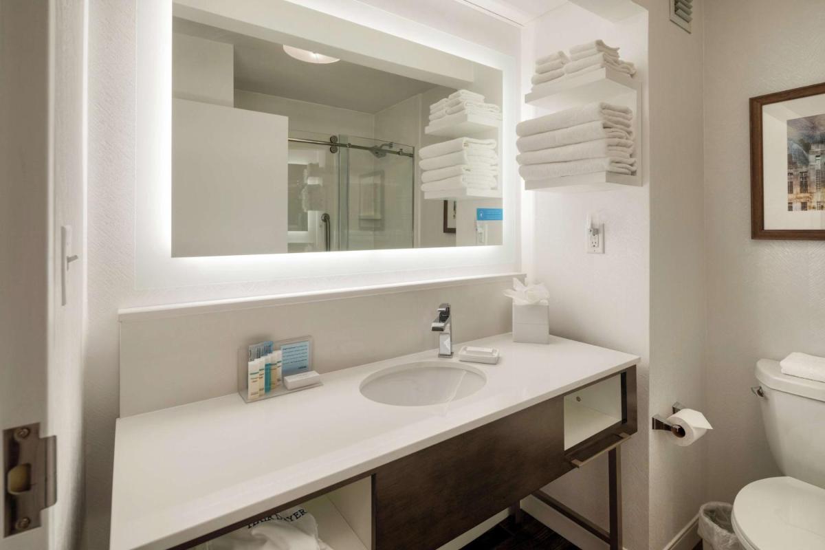 Hampton Inn Louisville Northeast - Hizvo