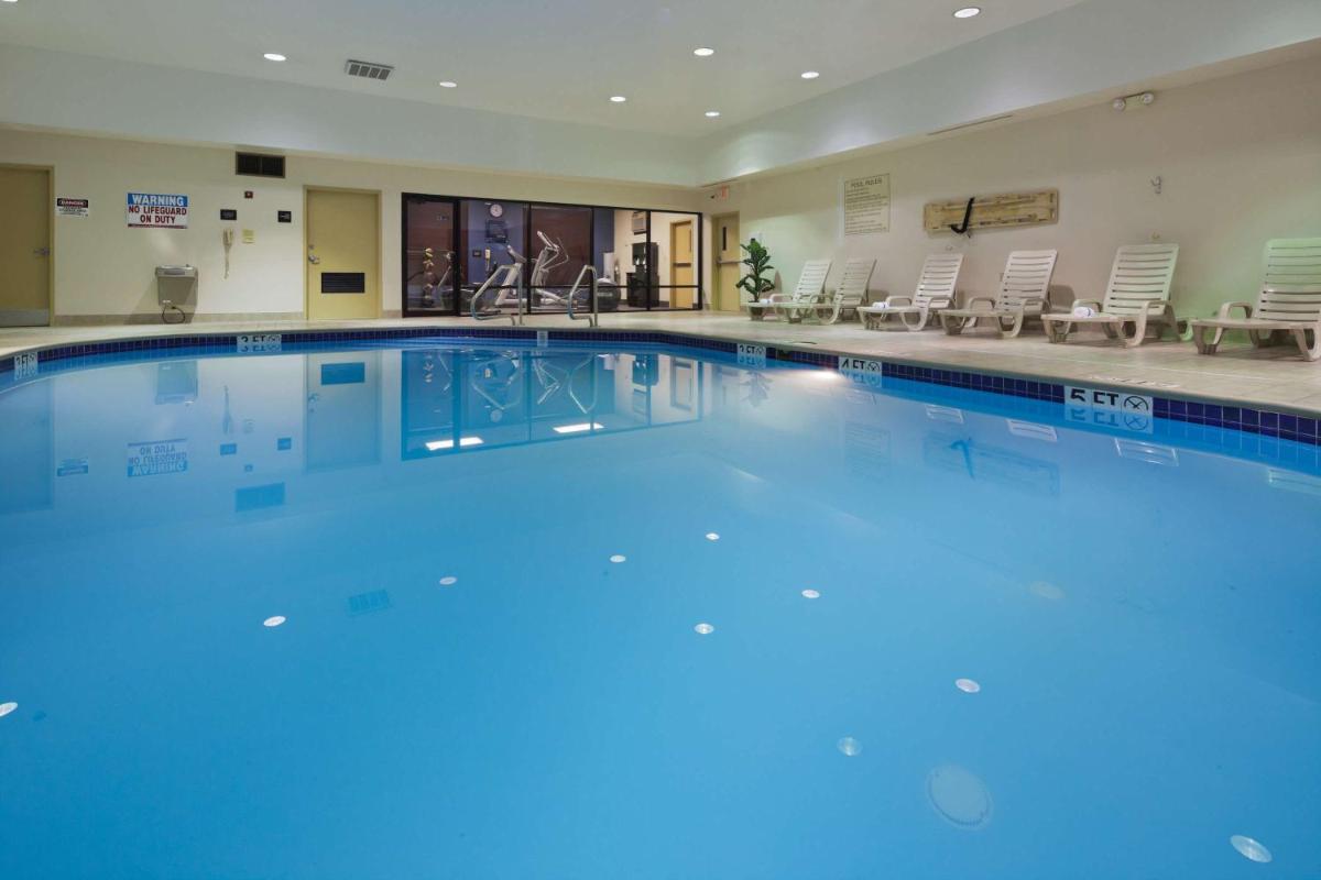 Hampton Inn Youngstown-North - Housity