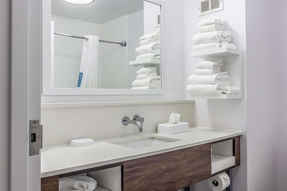 Hampton Inn Youngstown-North - Housity