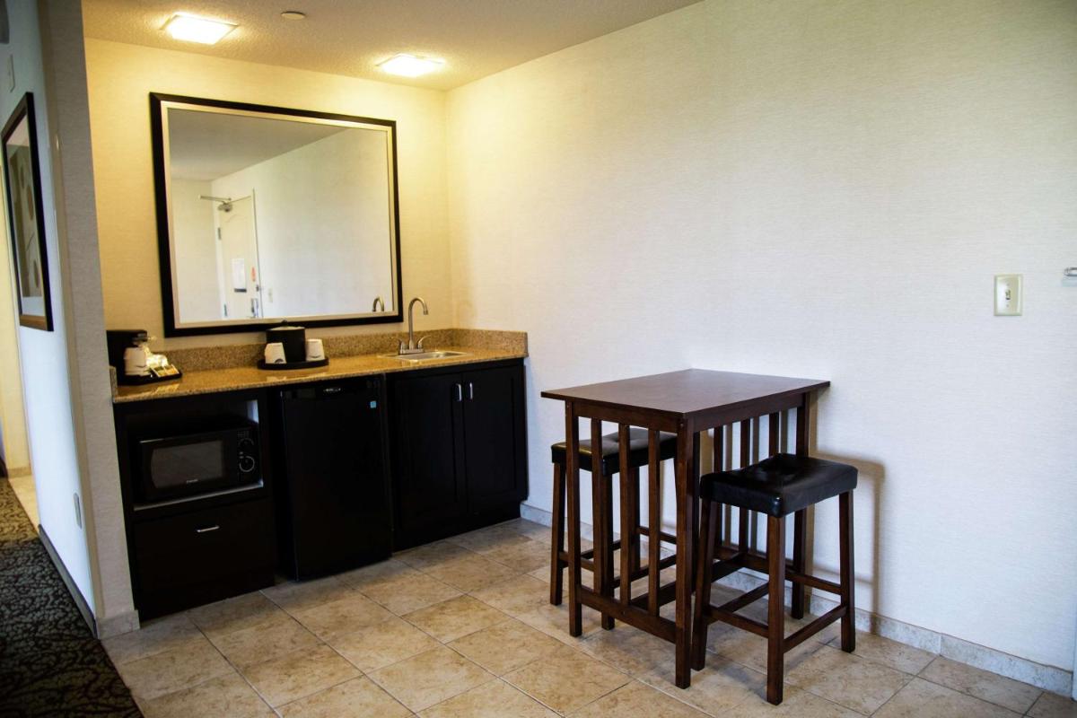 Hampton Inn & Suites Sharon - Housity