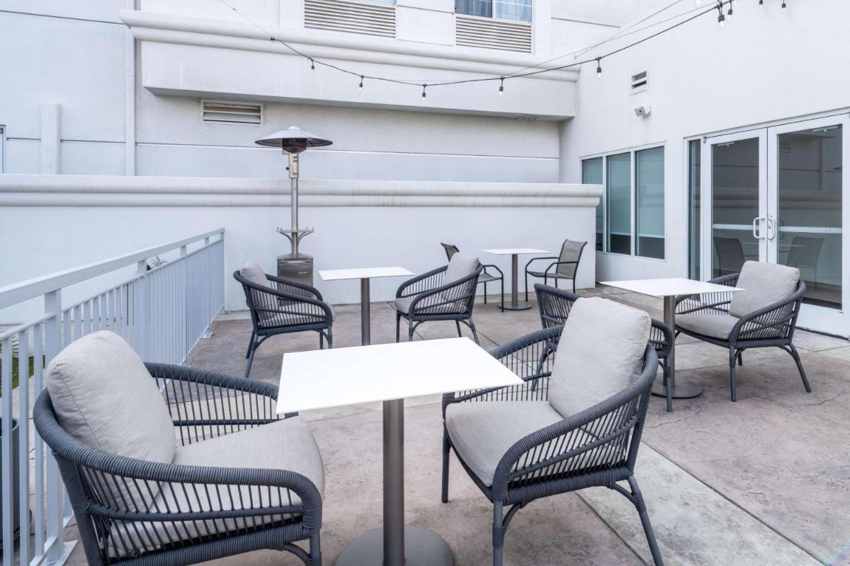 Hilton Garden Inn Bakersfield - Housity
