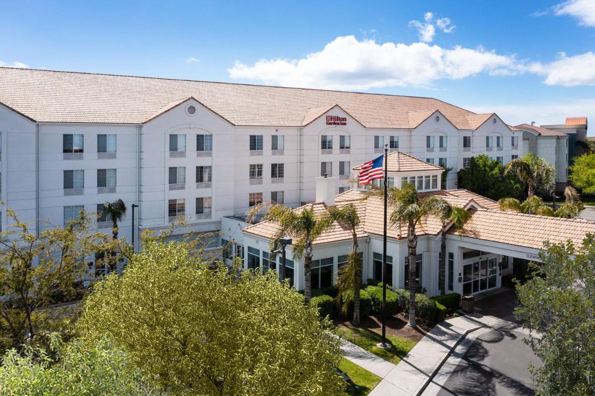Hilton Garden Inn Bakersfield - Housity