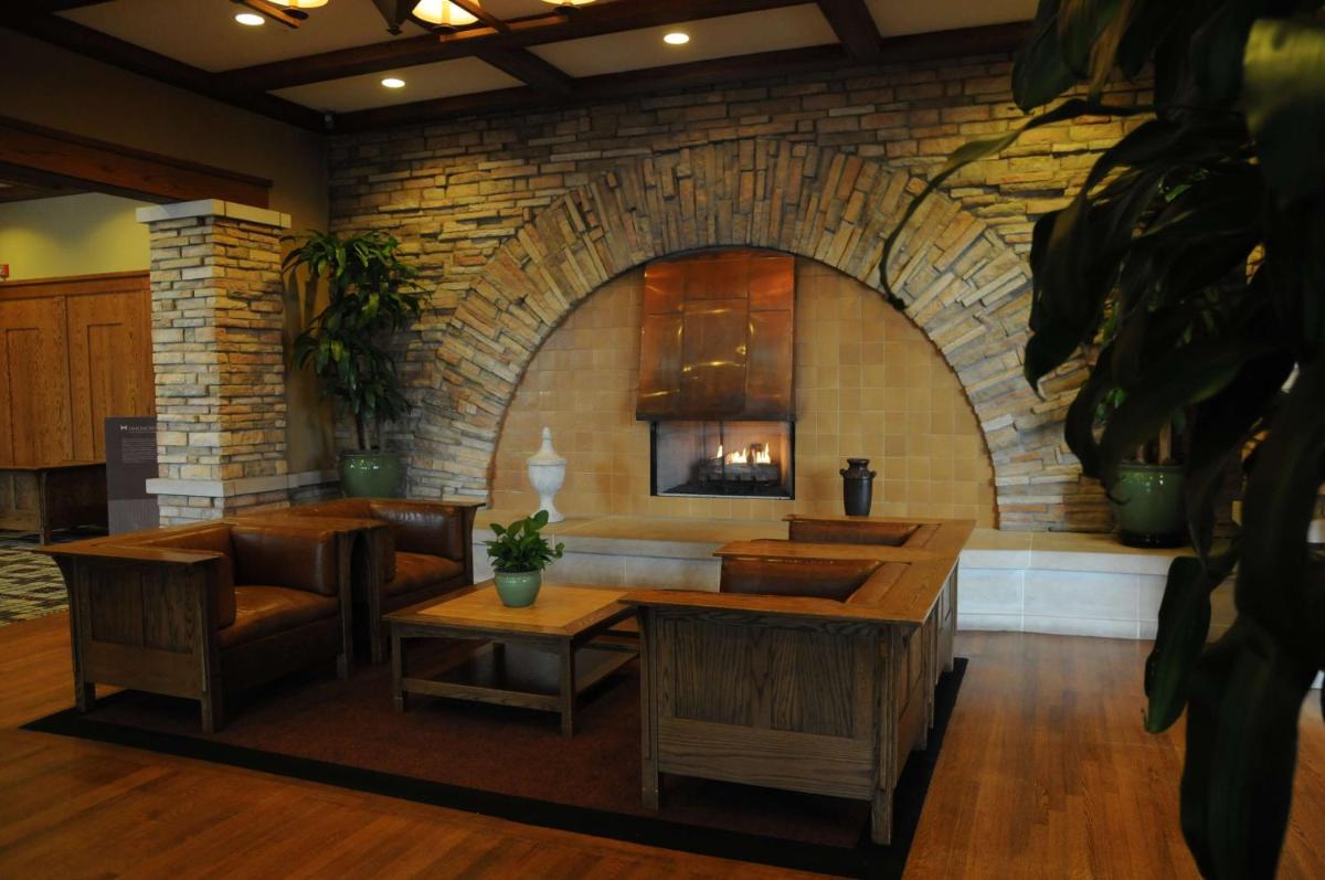 DoubleTree by Hilton Libertyville-Mundelein - Housity