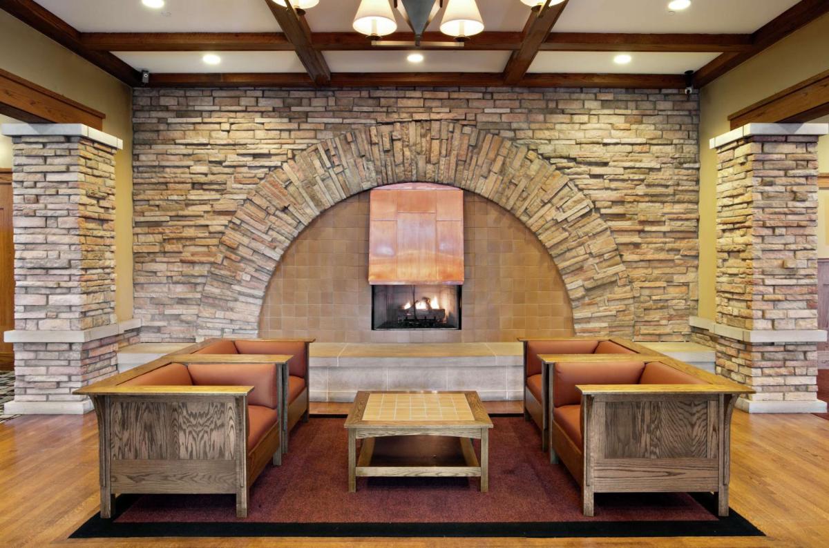 DoubleTree by Hilton Libertyville-Mundelein - Housity