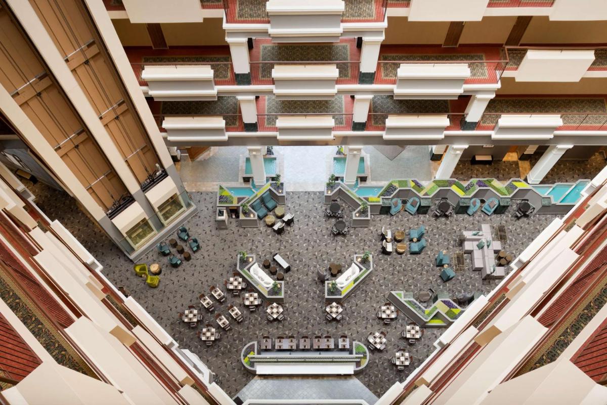 Hilton Suites Chicago/Oakbrook Terrace - Housity