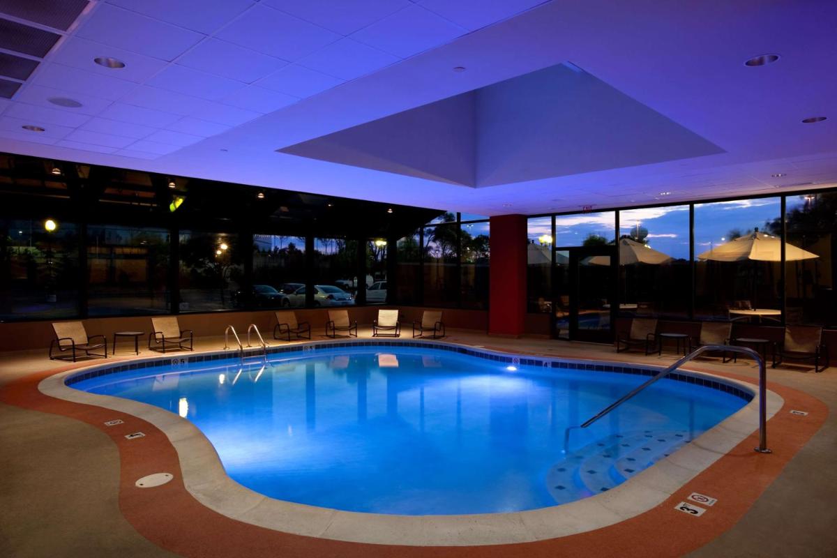 Hilton Suites Chicago/Oakbrook Terrace - Housity