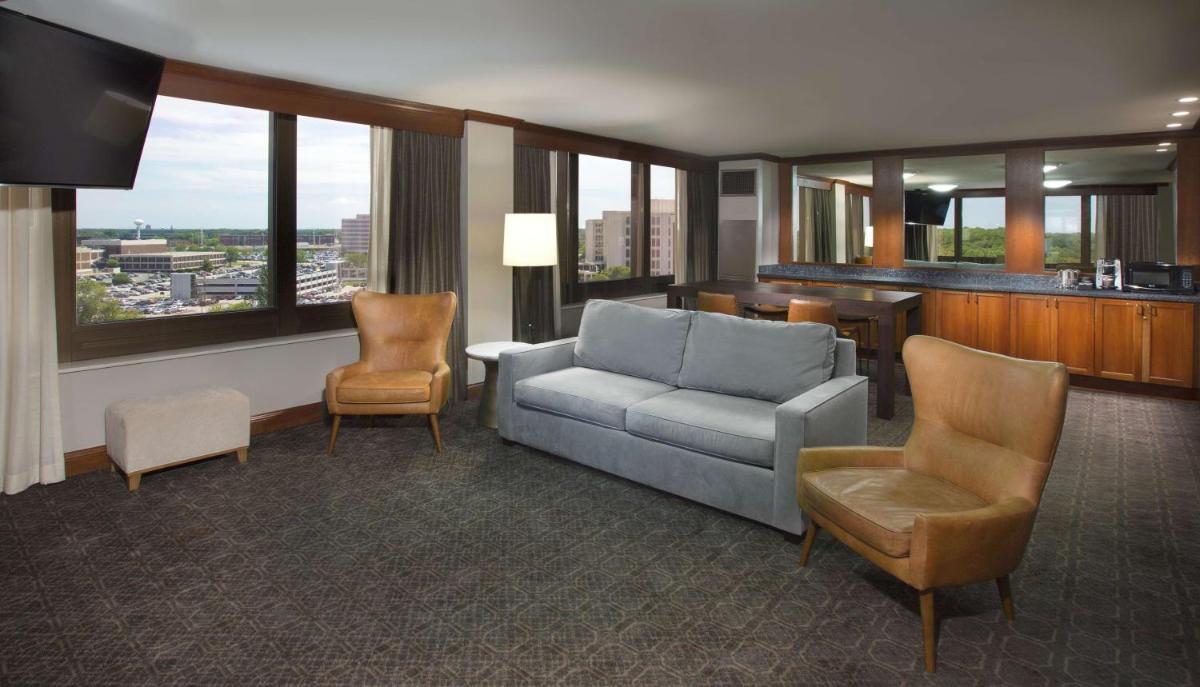 DoubleTree by Hilton Chicago - Oak Brook - Housity