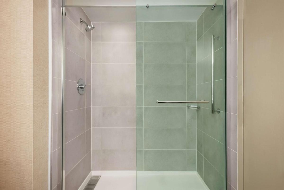 Embassy Suites by Hilton Cleveland Rockside - Housity