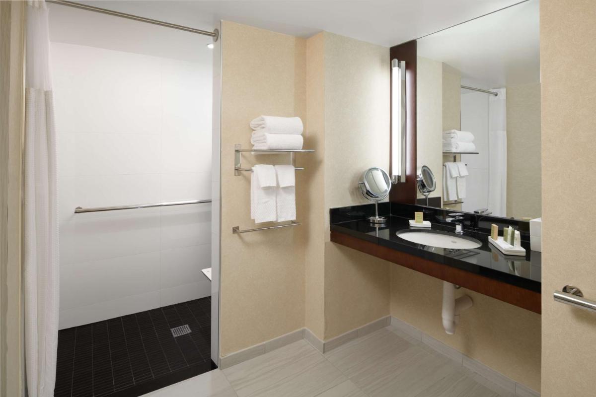Hilton Charlotte Uptown - Housity