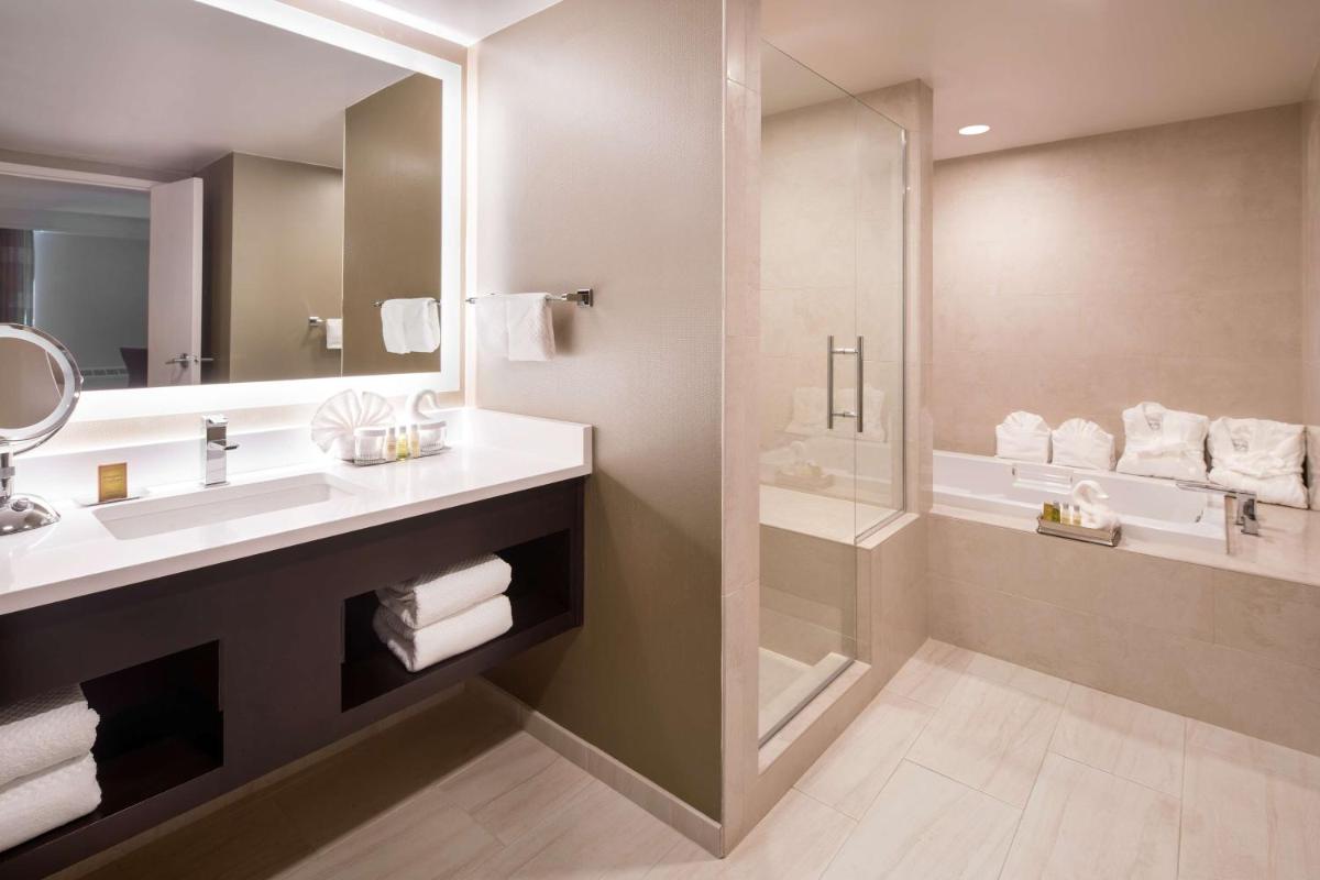 DoubleTree by Hilton Denver Tech - Housity