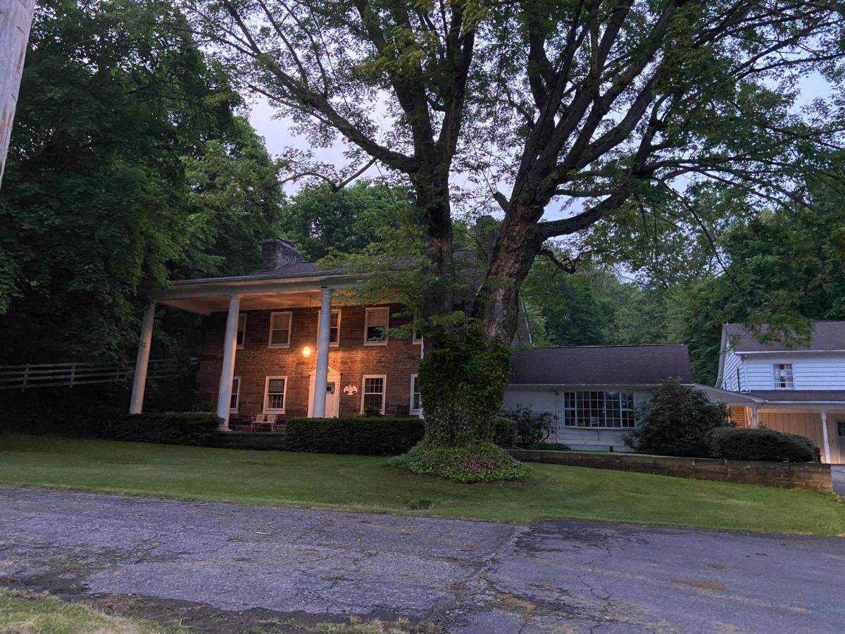 Weaverling House- Historic Stay in Smalltown America - Housity