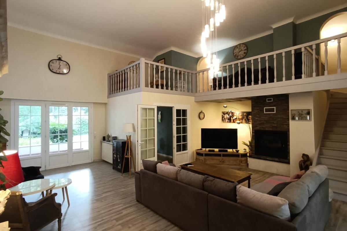 200 M With Terrace And Pool - Housity