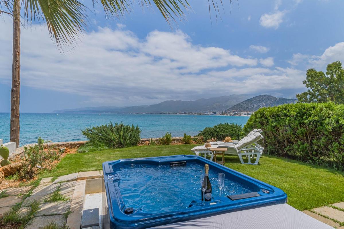 Junior suite by the beach Stalida - Housity