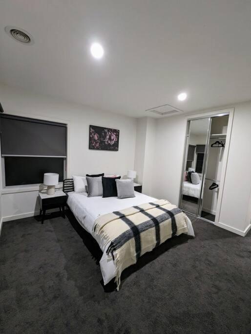 2BR house close 2 melb airport - Housity