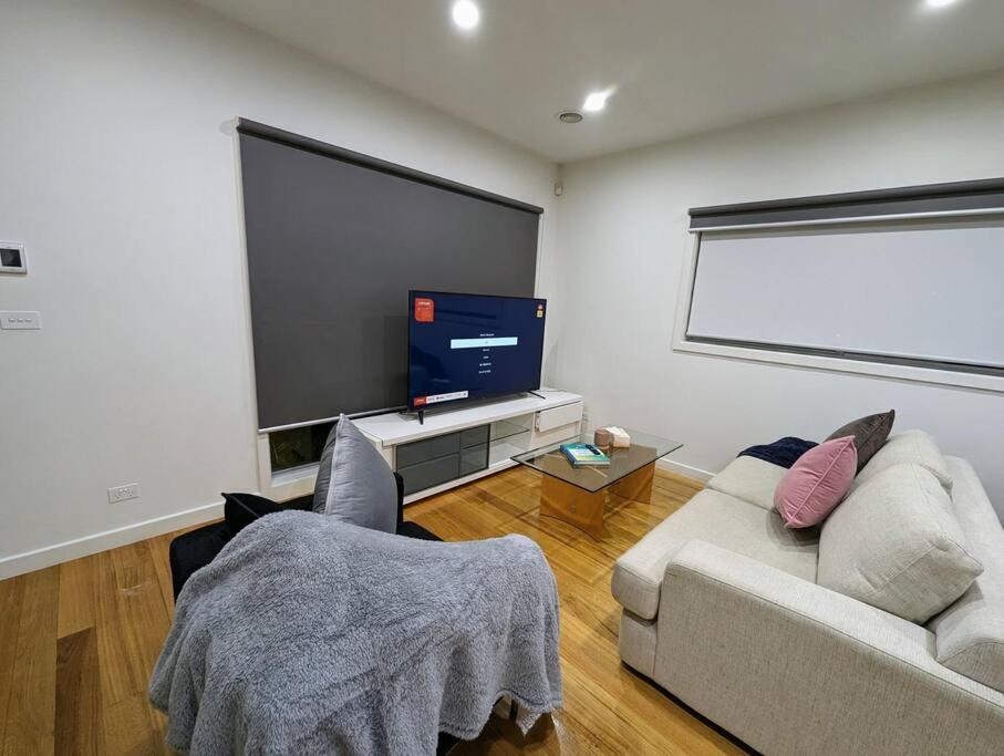 2BR house close 2 melb airport - Housity